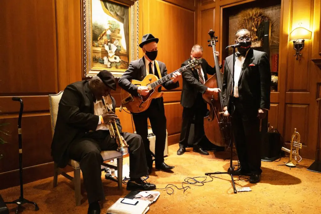 Leo 'The Voice' Polk and the Vincent Gross Trio perform at The Houstonian Mardi Gras bash with COVID safety protocols in place. (Photo by Daniel Ortiz)