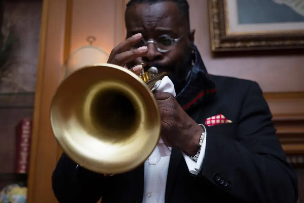 Leo Polk mesmerizes the Mardi Gras celebrants in the Manor House at The Houstonian Hotel, Club & Spa. (Photo by Daniel Ortiz)