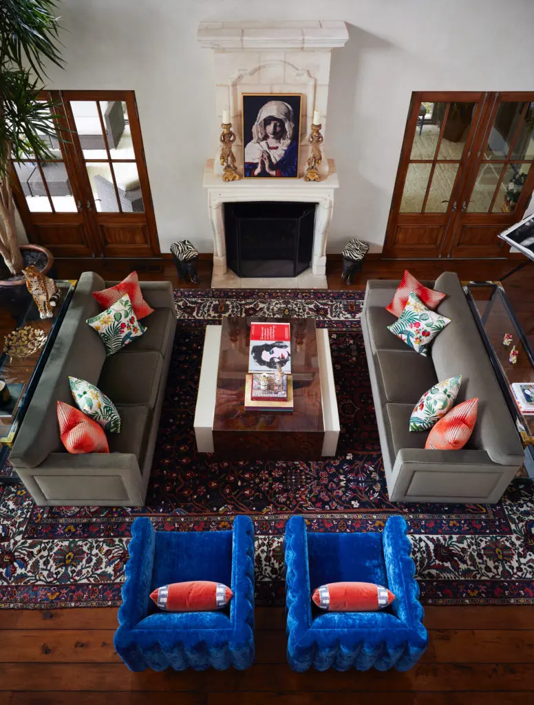 The great-room sofas and chairs are by Cuellar Custom Upholstery. Burl wood and shagreen coffee table by Grazzini Furniture. Custom-woven rug through James
showroom. Over the fireplace, a pointillist painting by Dallas artist Todd Rakestraw. (Photo by Pär Bengtsson)