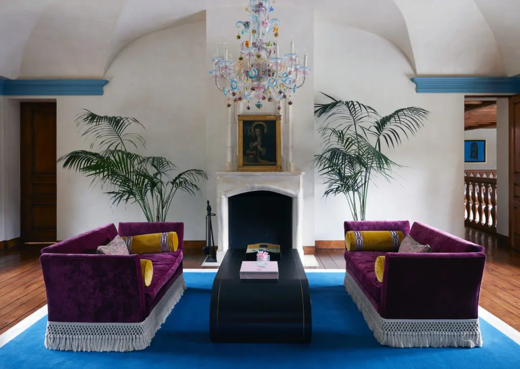 In the main bedroom sitting area, original Venetian plaster walls were restored by artist David Lyles.
Antique Murano chandelier from Paris. Vintage Baker sofas in Pierre Frey velvet, with Samuel & Sons trim. (Photo by Pär Bengtsson)