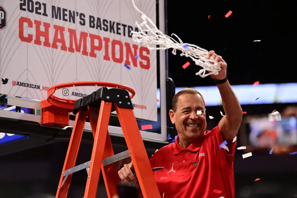 Kelvin Sampson twirled the net in the air after cutting it down at the conference tournament to the delight of his UH players. Now, Houston is alive to try and cut down nets in the NCAA Tournament. (@UHCougarMBK)