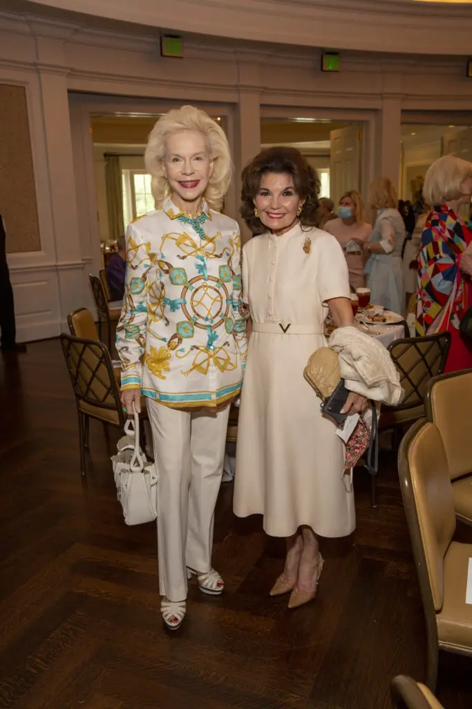 Lynn Wyatt, Linda McReynolds at the Salvation Army Women's Auxiliary Reflections on Style Luncheon at River Oaks Country Club. (Photo by Jenny Antill Clifton)
