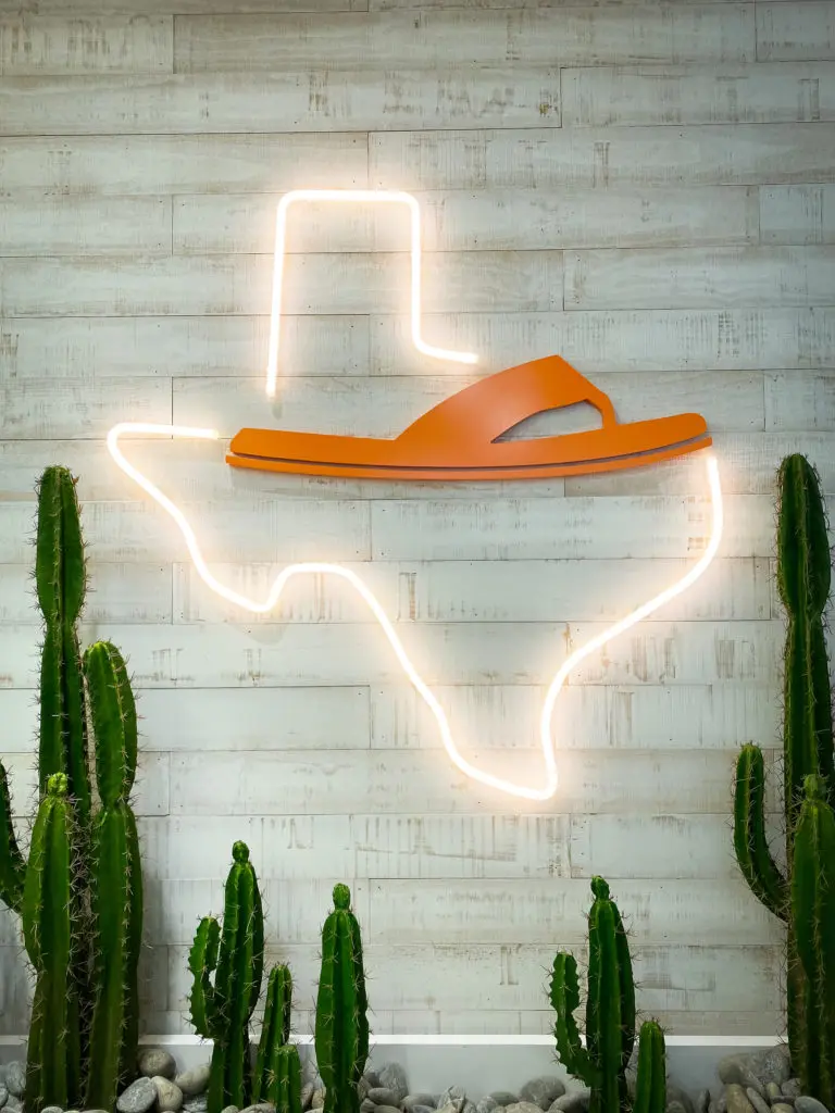 Luxe flip-flops and Texas — two of our favorite things. 