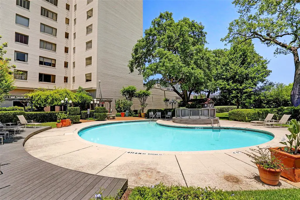 1400 Hermann amenities include  concierge, valet parking, party room, swimming pool and a location within walking distance of Houston's leading museums.