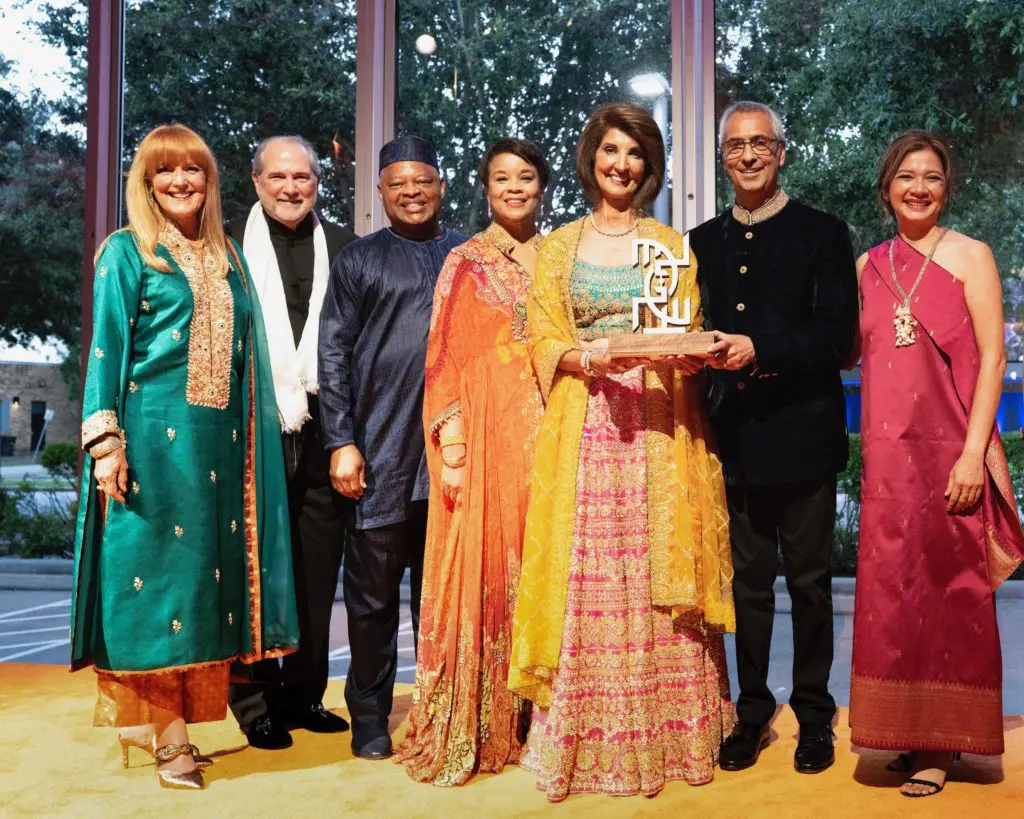 Gracie & Bob Cavnar, Kase & Eileen Lawal, honorees Sultana & Moez Mangalgi, Bonna Kol at Asia Society Texas Center's Tier Ball (Photo by Daniel Ortiz)