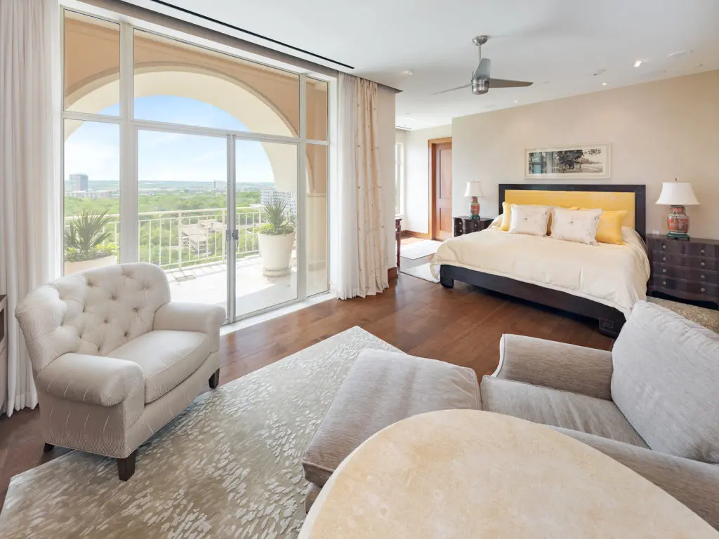 The master suite at 2801 Turtle Creek Boulevard (Photo by Sean Gallagher Photo)