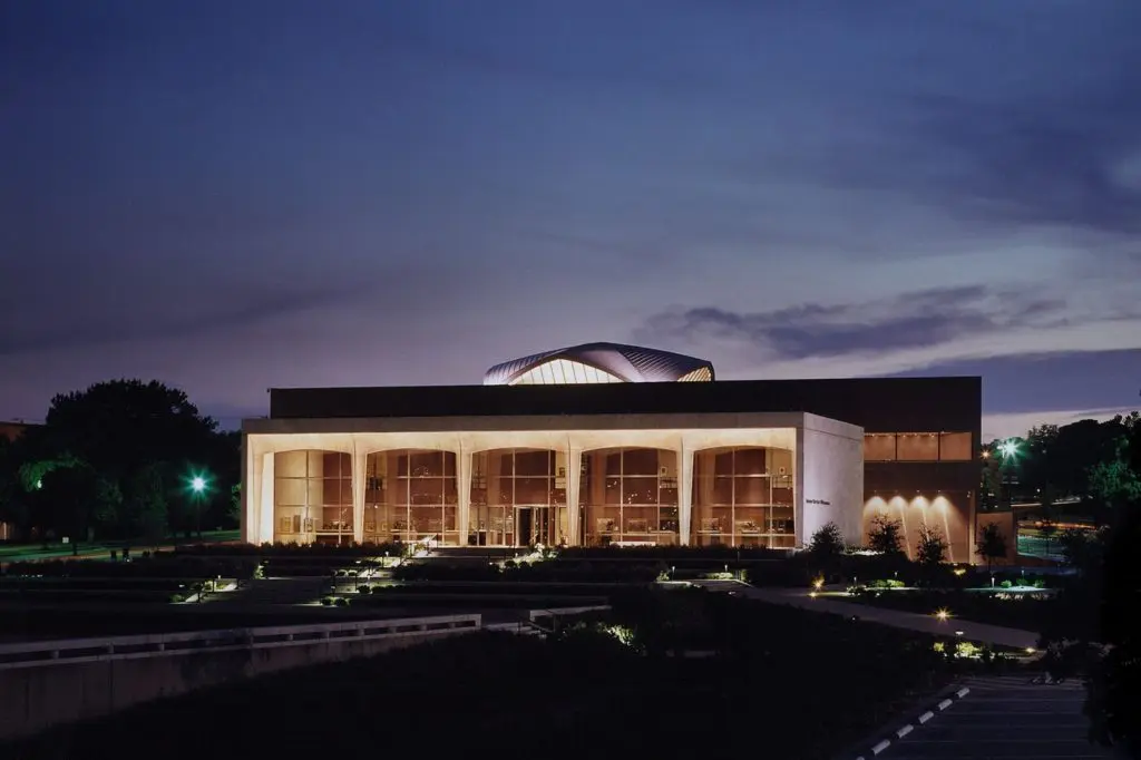 East facade, Amon Carter Museum. Photograph by Gordon Trice, 2003.