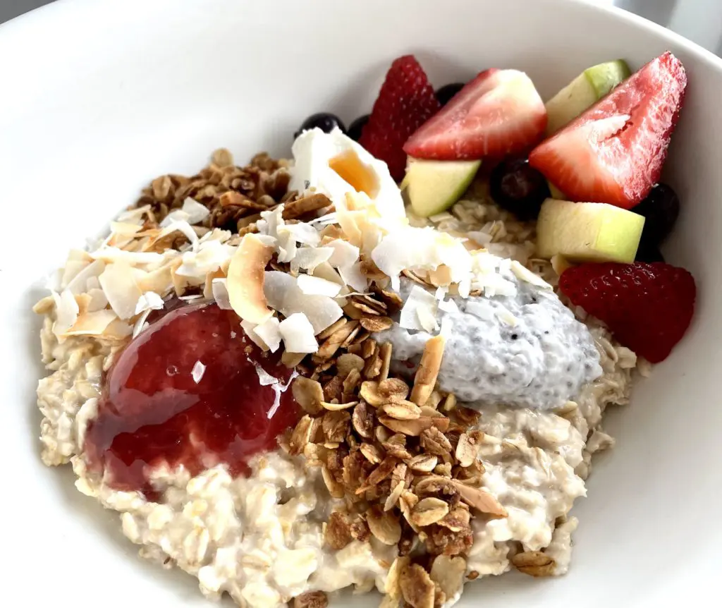  Elevated overnight oats take a star turn. (Photo by Courtney Dabney).