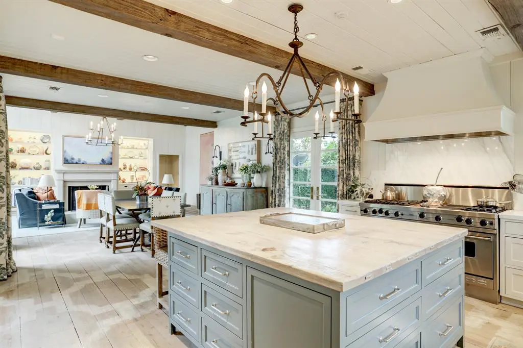 Built in 1952, the home at 3839 Inverness was originally designed by acclaimed architecture firm Staub Rather and revitalized by the quality craftsmanship of Costa Custom Homes with selections of Cathy Chapman.
