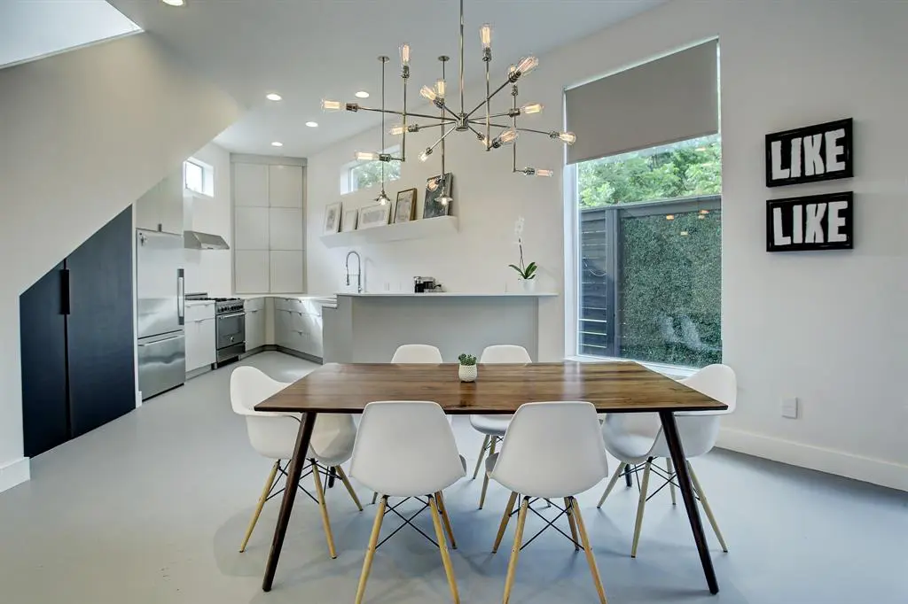 The open floor plan of the Triangle House in The Heights invites loads of light and a feeling of spaciousness to the dwelling.