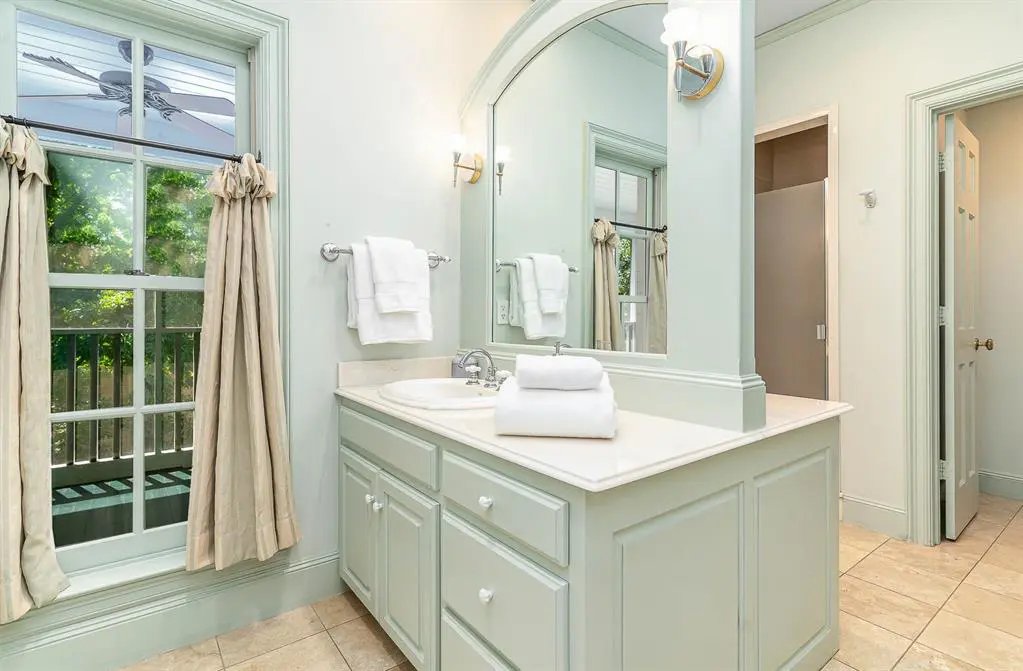 A mint-colored cornerd of the master bathroom. 