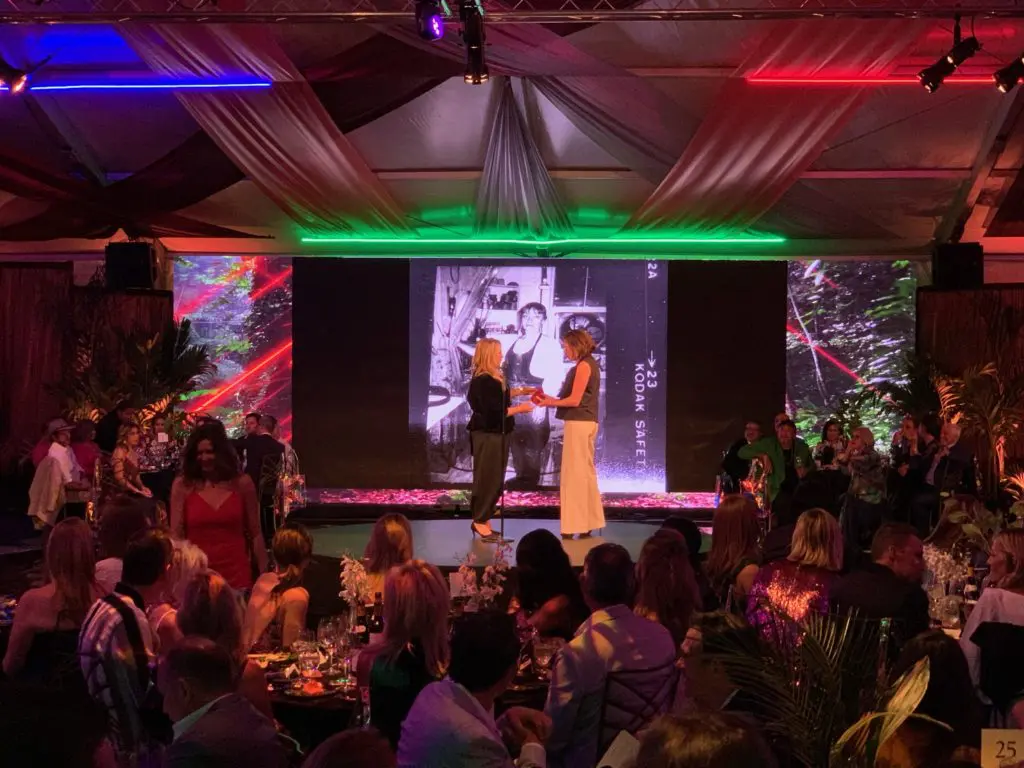 
Aspen Art Museum director Nicola Lees presents Mary Weatherford with the Aspen Award for Art at the ArtCrush gala. (Photo courtesy of the Aspen Art Museum)