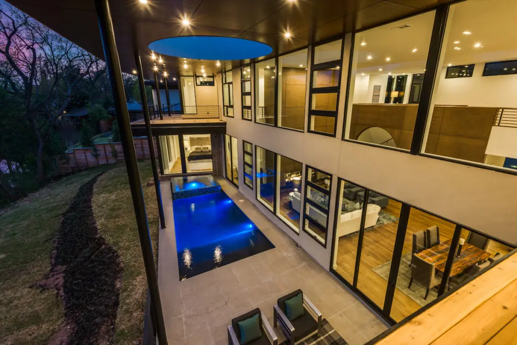 A home on Strait Lane by DGA Douglas Guiling (photo by Shoot2Sell)
