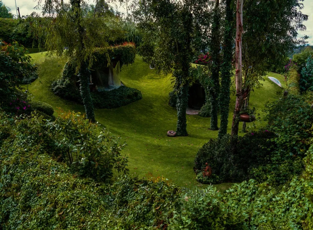 A verdant tropical garden envelopes Casa Orgánica. (Photo by Pia Riverola and Arquitectura Orgánica)