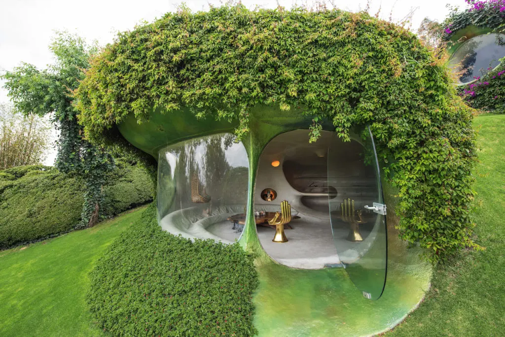 Casa Orgánica's curvilinear plastic forms bio-mimic an eggshell, which by its shape is thin but very strong. (Photo by Pia Riverola and Arquitectura Orgánica)