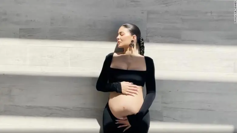 Kylie Jenner shoes off her growing baby bump for her 272 million Instagram followers. (Instagram photo)