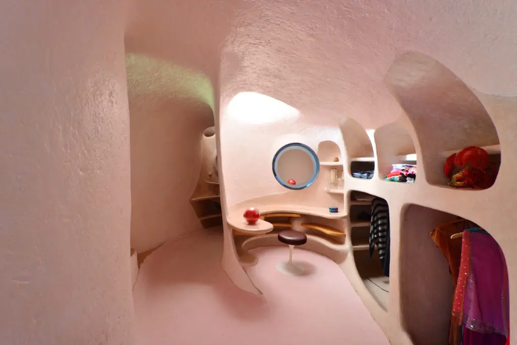 As the family grew another private oval space was added for their two girls, containing a shared bedroom, dressing area, and bath. (Photo by Pia Riverola and Arquitectura Orgánica)