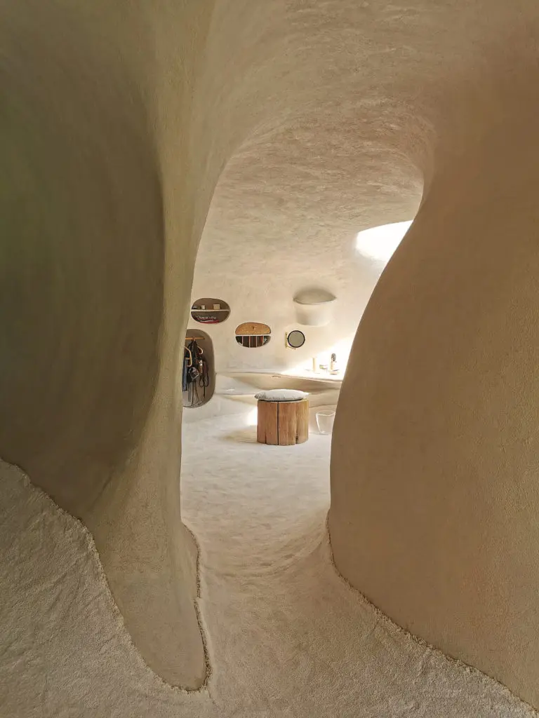 The main closet at Casa Orgánica. (Photo by Pia Riverola and Arquitectura Orgánica)