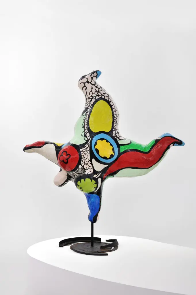 Niki de Saint Phalle, Bathing Beauty, 1967. Painted polyester resin, joined iron base by Jean Tinguely, 64 15/16 × 64 15/16 × 35 1/16 in. (165 × 165 × 89 cm). Private collection, USA, Courtesy of Galerie Mitterrand, Paris. © Niki Charitable Art Foundation. All rights reserved. Photo: Rebecca Fanuele, 2014