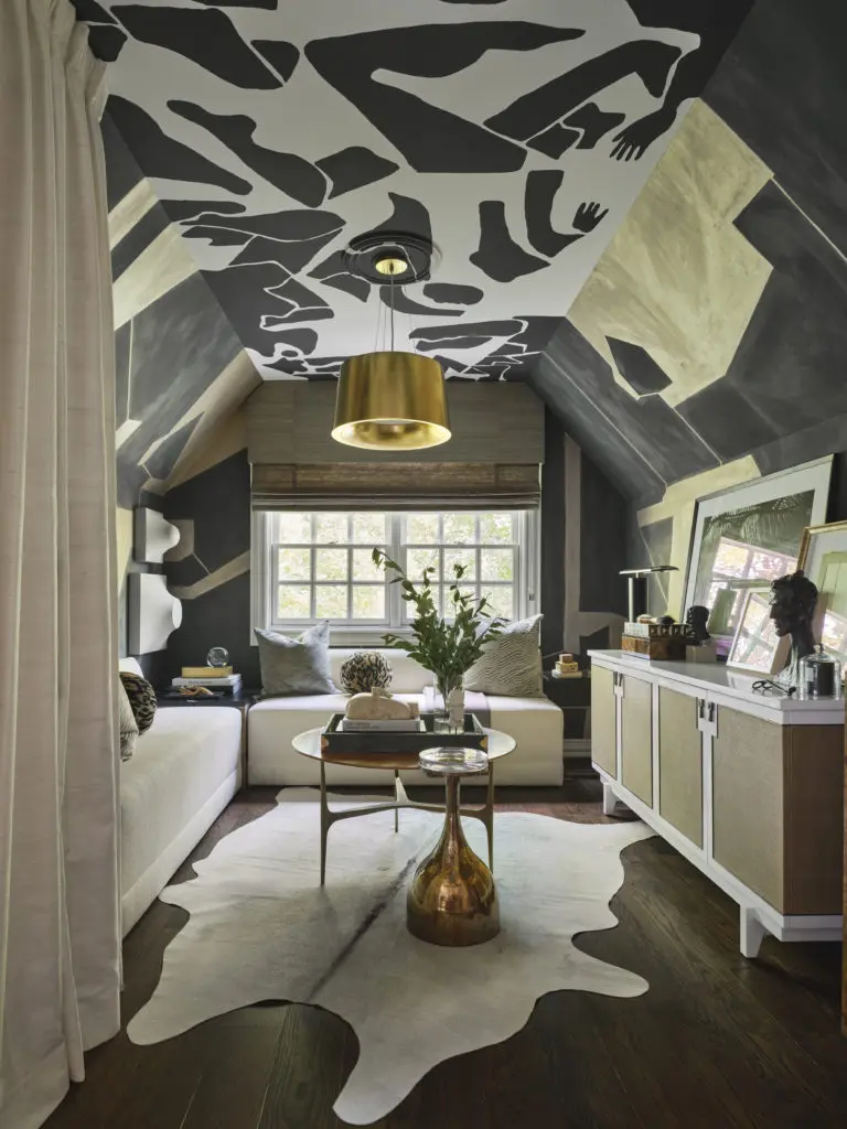 A cosmopolitan office area by Pulp Design Studios (Photo by Stephen Karlisch)