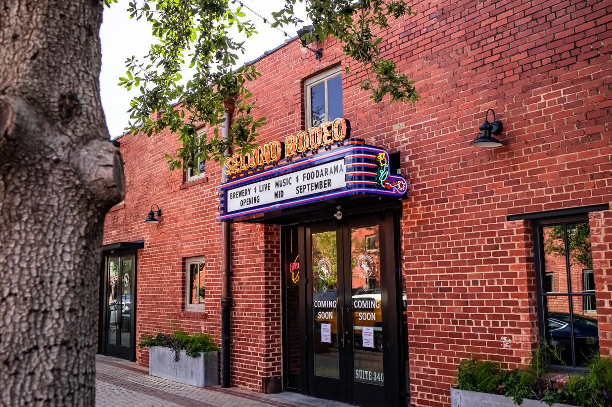 Second Rodeo – exterior with classic neon marquee