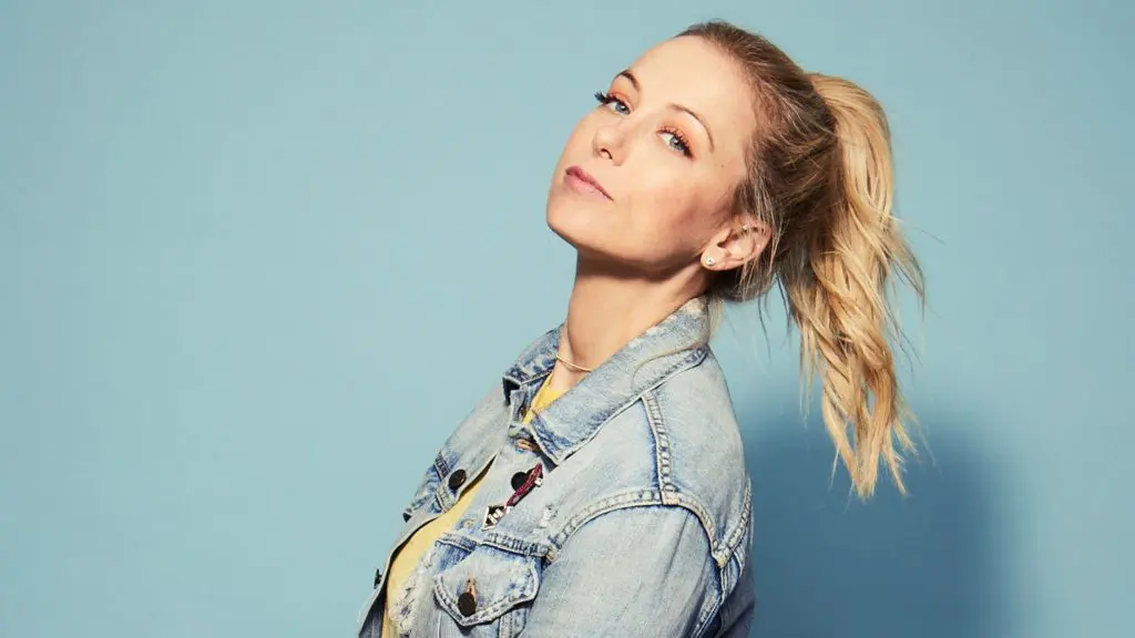 Comedian Iliza Shlesinger Performs Her “Back in Action” Hometown Show in Grand Prairie