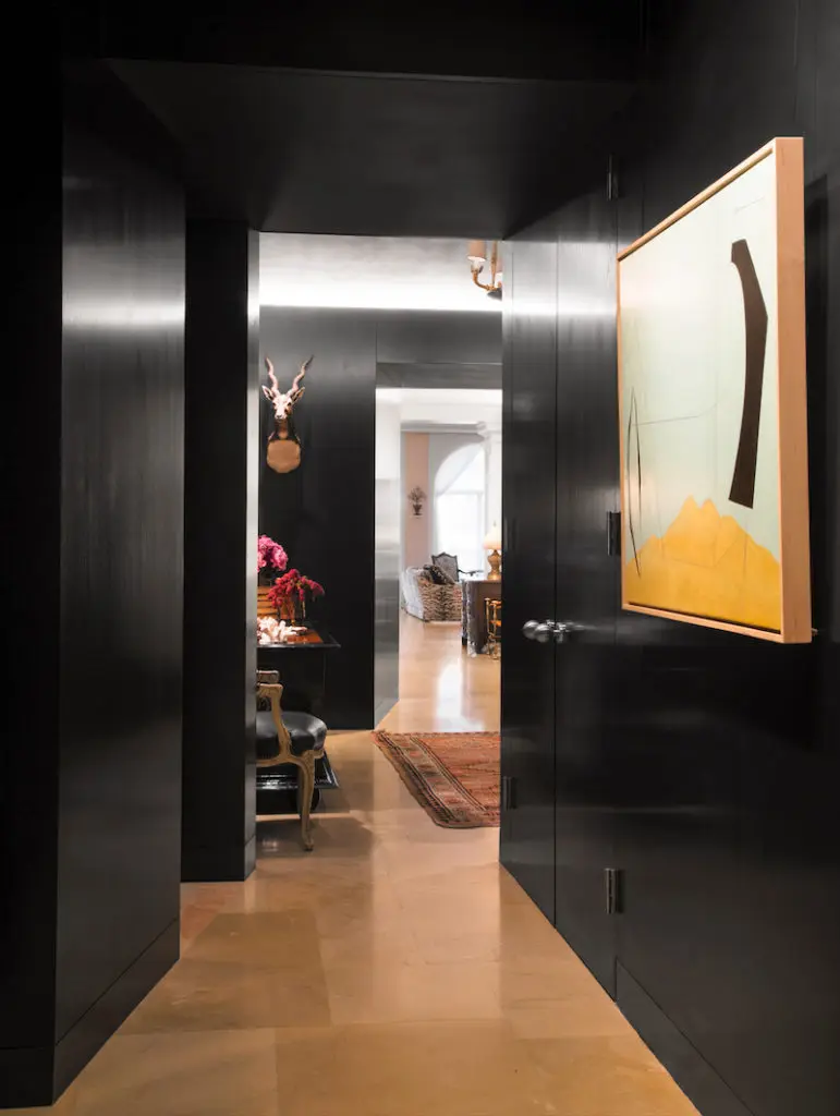 Interior designer Joseph Minton had the entryway lacquered in Benjamin Moore's Black Beauty, inspired by the deep black-brown of coromandel screens in Coco Chanel's Paris apartment. (Photo: Emily Minton Redfield)