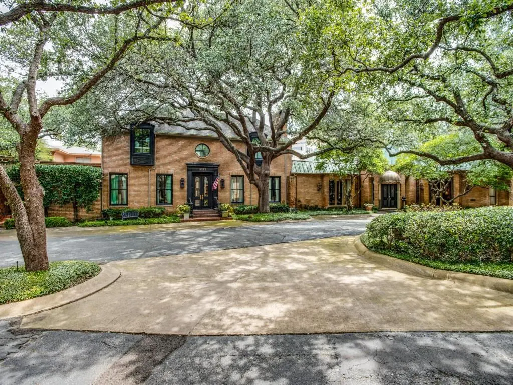 8828 McCraw Drive in Devonshire