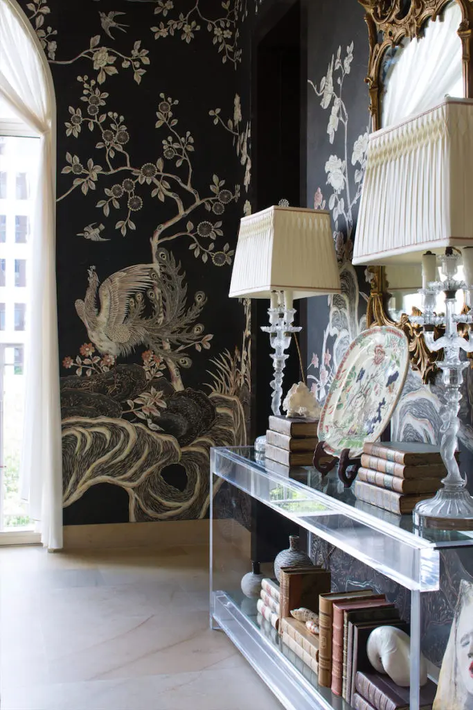 Dining-room wallpaper is de Gournay's Coco Coromandel. (Photo: Emily Minton Redfield)