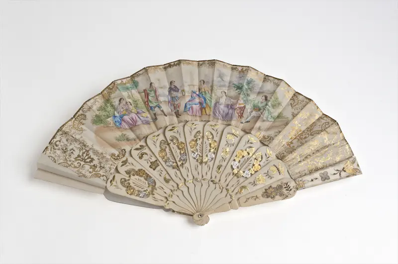 (Abanico) (Fan), 1850–1859. Paper, horn, silvered metal, mother-of-pearl, horn, and wood. (Photo by Francisco Javier Maza Domingo)