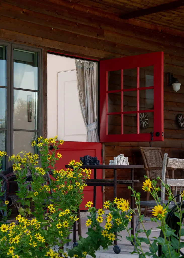 The owners of this River Ranch home (on a seven-acre site) were inspired by the film Out of Africa. (Photo by Tobin Davies Photography)