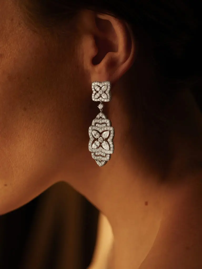 De Beers boasts an unparalleled reputation .