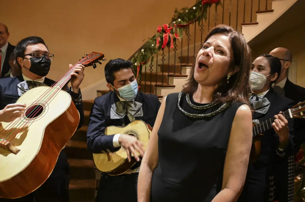 Hispanic Heritage Award recipient soprano Ana Maria Martinez warbles along with the Rice University mariachi group during the Mayor's Hispanic Advisory Board annual holiday reception. (Photo by Vicky Pink)