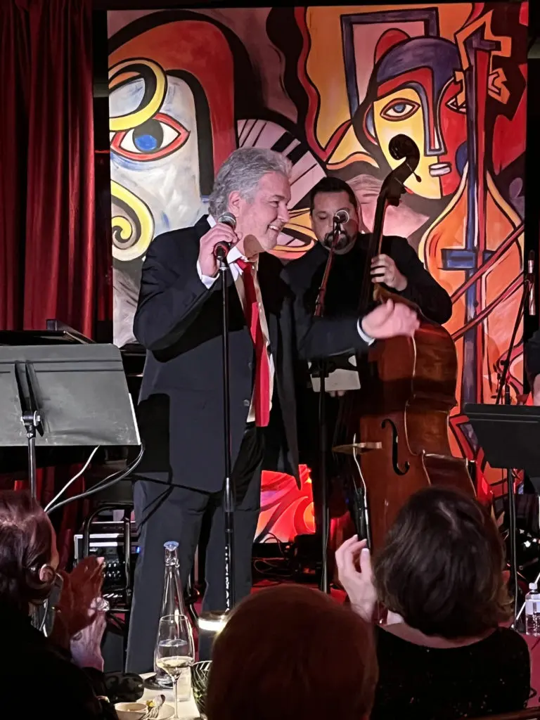 Steve Tyrell croons popular holiday and American Standard tunes during his 2021 holiday stint at Tilman Fertitta's Post Oak Hotel. (Photo by Shelby Hodge)