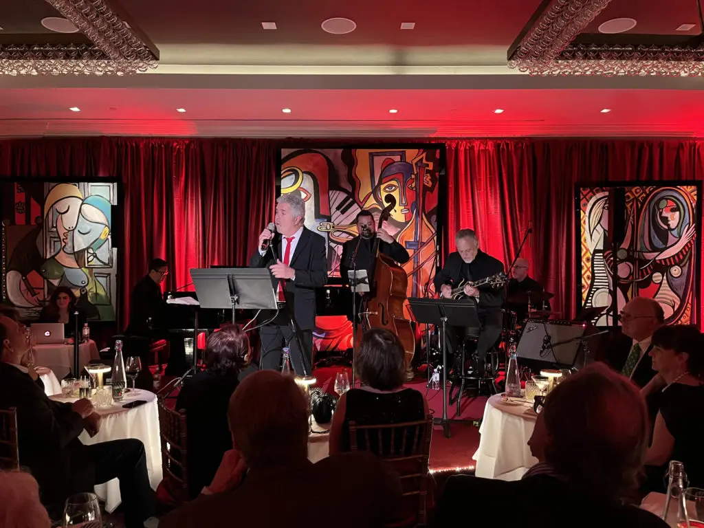 Steve Tyrell croons to a sellout crowd in 2021 at Café Post Oak, the pop-up dinner club at the Post Oak Hotel. He returns this December. (Photo by Shelby Hodge)