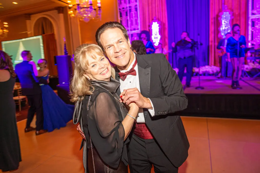 Karen & Rob Saltiel at the Spindletop Charities Holiday Gala (Photo by Fulton Davenport/PWL Studio)