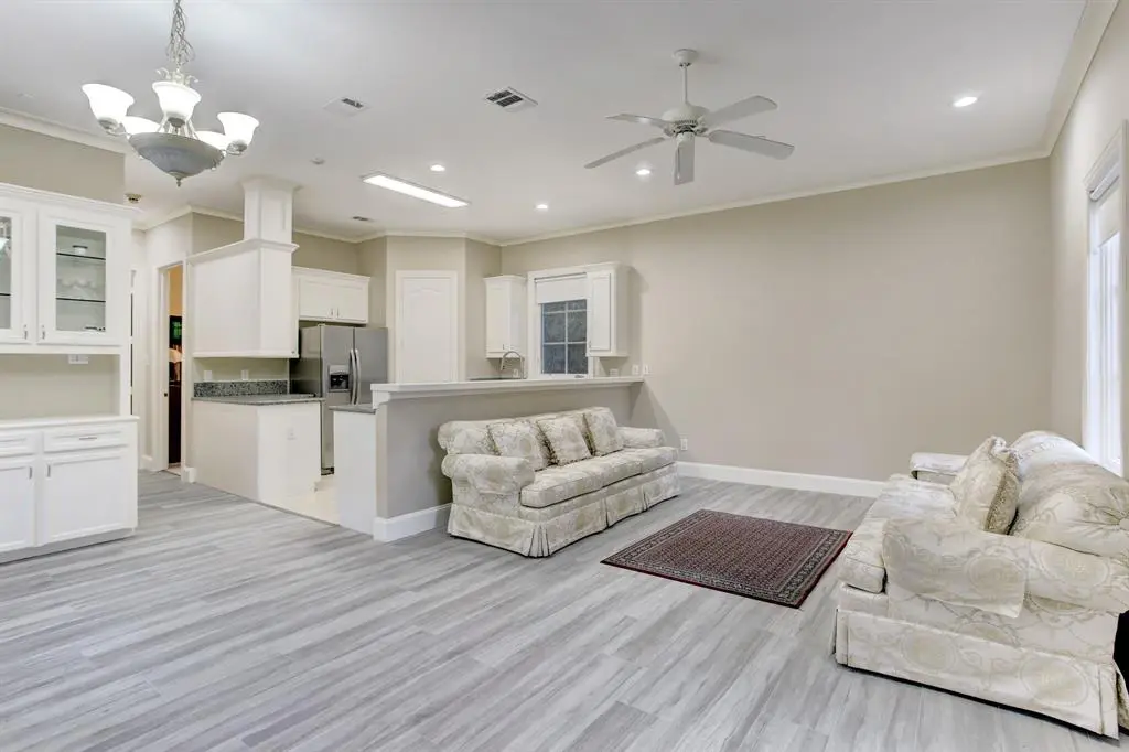 Guest quarters at 6 Pine Tree Lane feature two bedrooms and full kitchen/dining/living spaces. (Photo by TK Images)