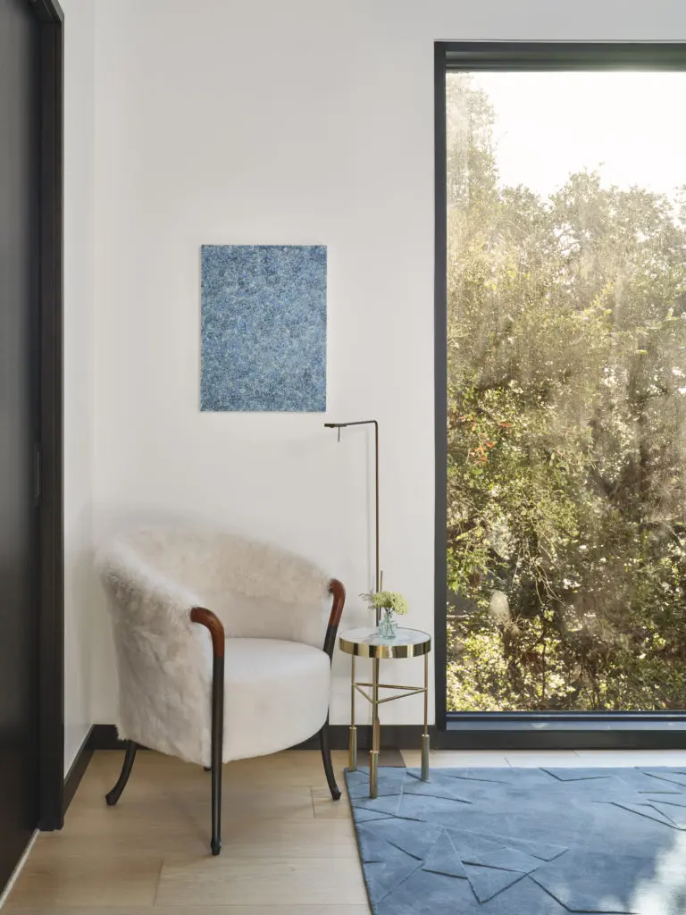 Giorgetti armchair, MisuraEmme sidetable, Viabizzuno floorlamp, Kymo rug and John David Robbins "Ocean Drips 1" artwork.