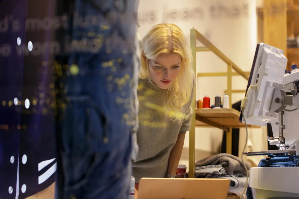 Becca Quisenberry busily creating chic monograms on-the-spot (Photo by WJN Photo)