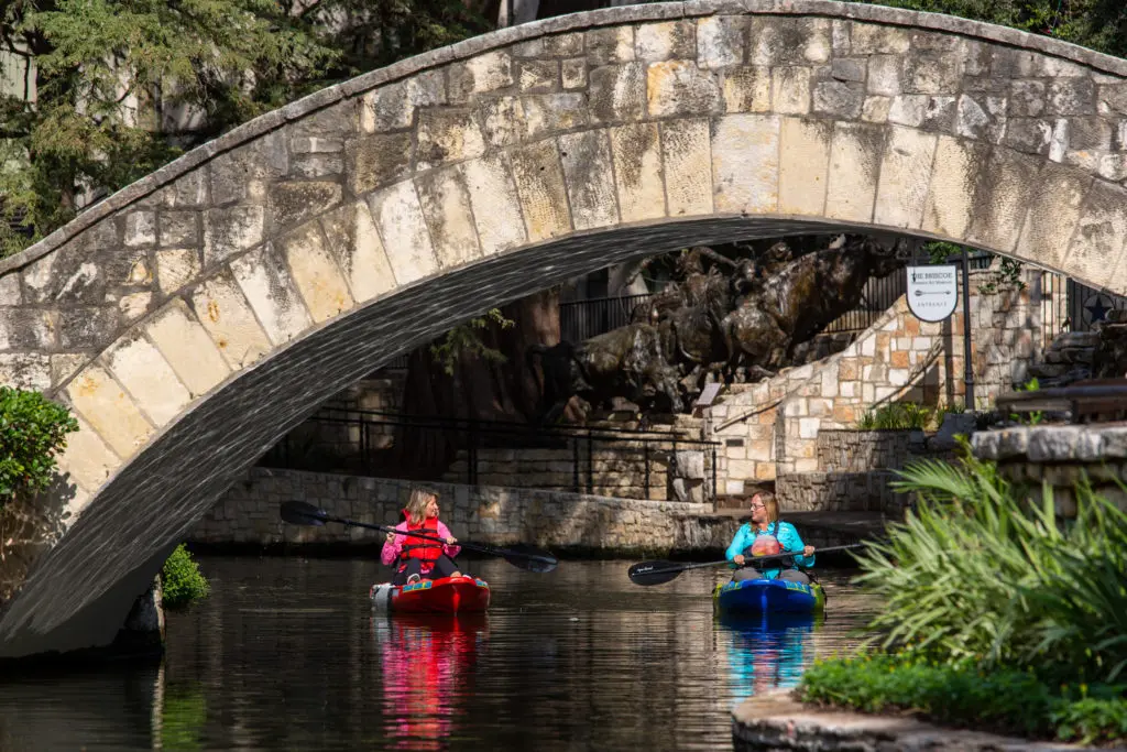 Samantha kayaking along the famed Riverwalk with Sarah Neal, in the San Antonio episode of Places To Love. 