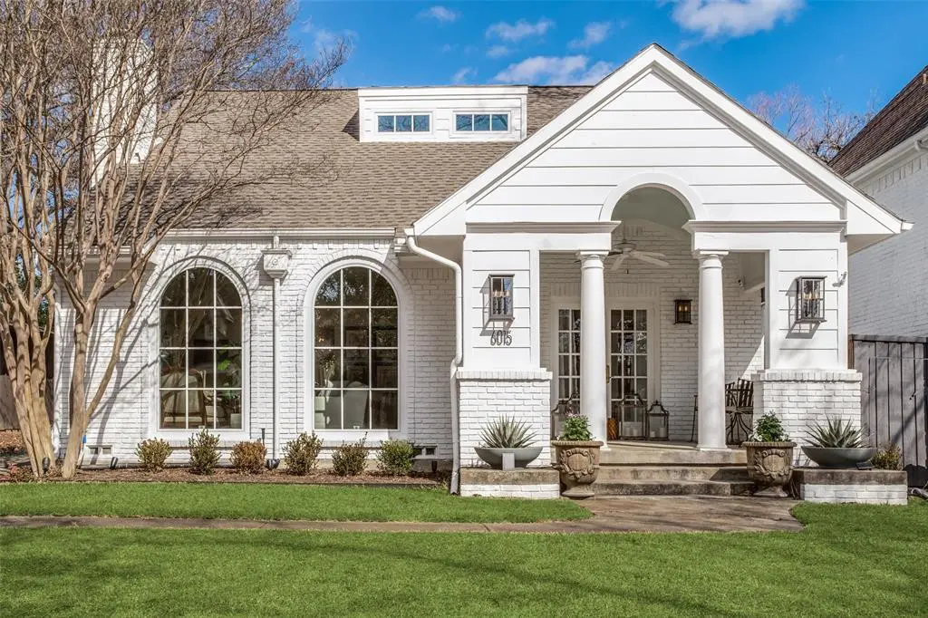 The chic white bungalow in Dallas’ popular Lower Greenville neighborhood deserves a closer look. 