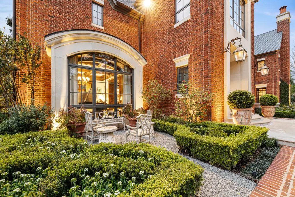 One of several outdoor seating areas in the Frances and Tony Buzbee home at 1722 River Oaks Boulevard.  (Photo by Courtesy of Josh Gremillion for Douglas Elliman) 