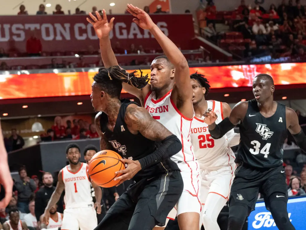 It's not easy to find an opening against this University of Houston team. (Photo by F. Carter Smith)