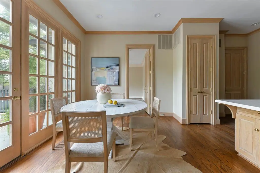 A cheery breakfast nook. 
