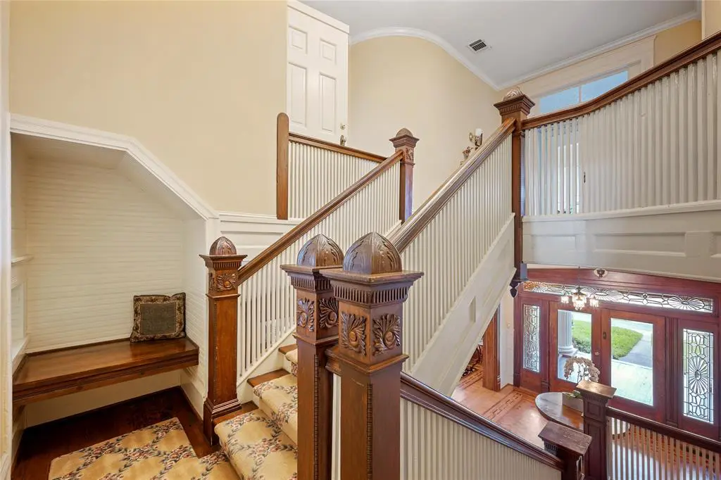 A cozy alcove finds a home in the stairwell. 