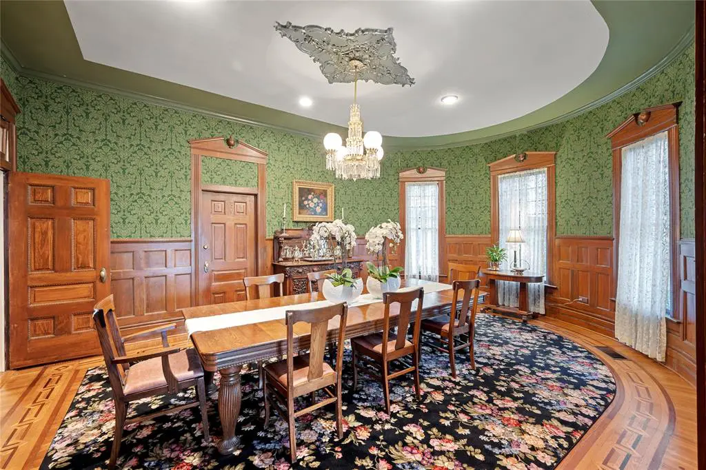 Gorgeous details in the formal dining room. 