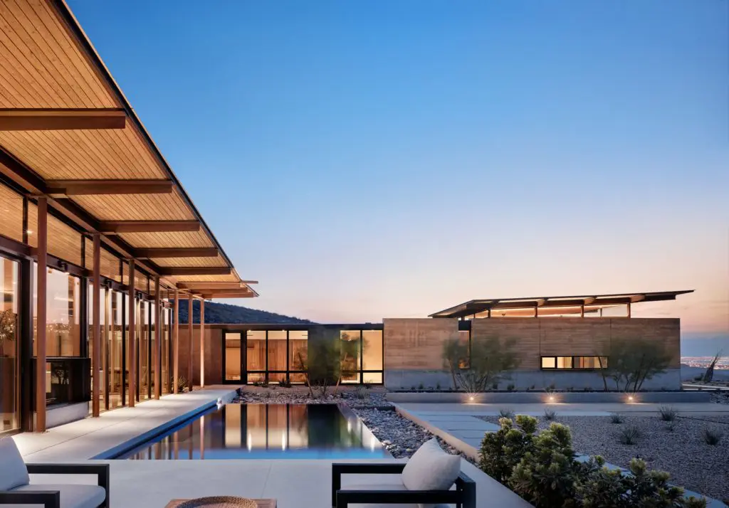 Horizon House, Las Vegas, with rammed-earth walls, designed by Lake | Flato. Photography Casey Dunn