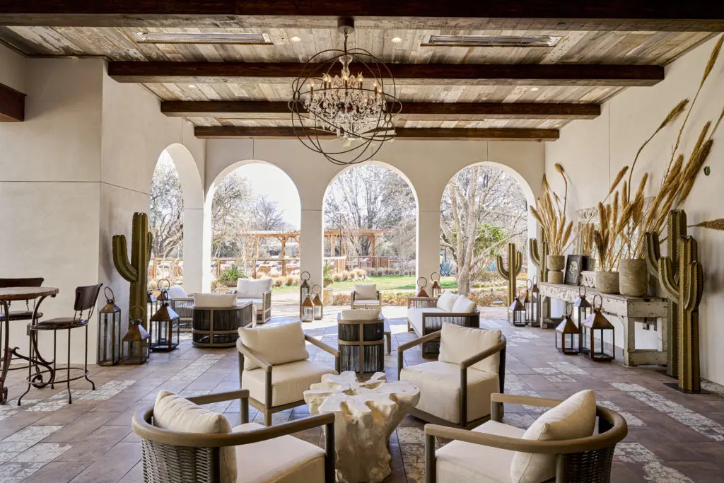 The hotel's Veranda Bar oers a custom built bar and outdoor seating for cocktails overlooking Marine Creek (Photo by Hotel Drover)