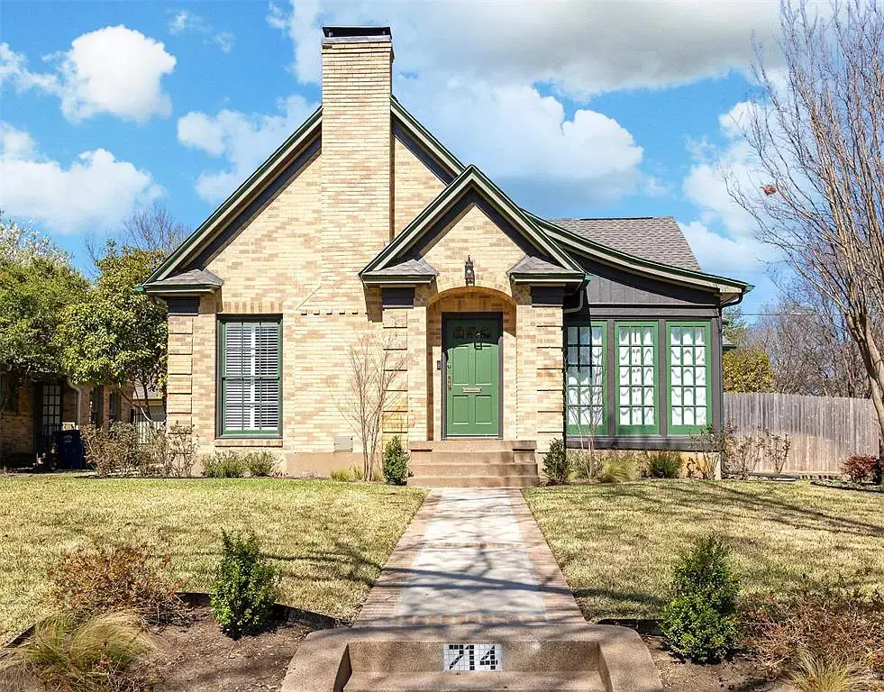 With just a few short streets comprising its boundaries, Hollywood Heights homes are few and far between on MLS listings. Fortunately for Dallas home buyers, one neighborhood gem just hit the market.