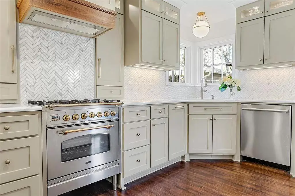 Stainless steel appliaces blend right in.